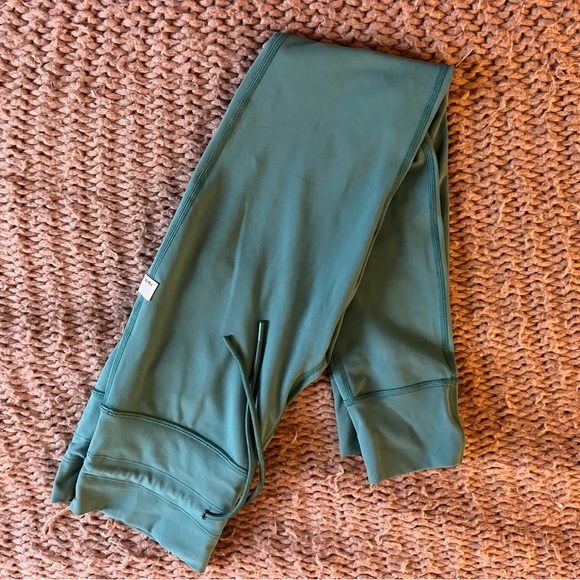 Vuori Green Daily Leggings - Picture 4 of 4